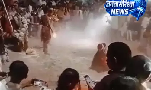 हनुमान जयंती कार्यक्रम के दौरान हादसा, महिला समेत तीन कलाकार झुलसे हनुमान जयंती कार्यक्रम के दौरान हादसा, महिला समेत तीन कलाकार झुलसे