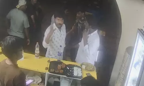 ठंडे पानी की बोतल को लेकर विवाद ने हिंसक रूप ले लिया, Hyderabad में एक युवक पर बेरहमी से हमला ठंडे पानी की बोतल को लेकर विवाद ने हिंसक रूप ले लिया, Hyderabad में एक युवक पर बेरहमी से हमला