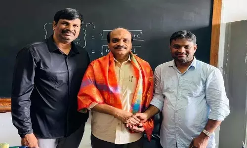श्री रामोजू रघु को OU तेलुगु डिपार्टमेंट के BOS चेयरमैन के तौर पर नियुक्त किया गया श्री रामोजू रघु को OU तेलुगु डिपार्टमेंट के BOS चेयरमैन के तौर पर नियुक्त किया गया