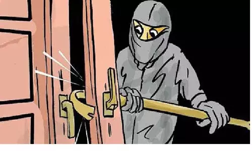 Yacharam में कांस्टेबल के घर में अज्ञात हमलावरों ने चोरी की Yacharam में कांस्टेबल के घर में अज्ञात हमलावरों ने चोरी की
