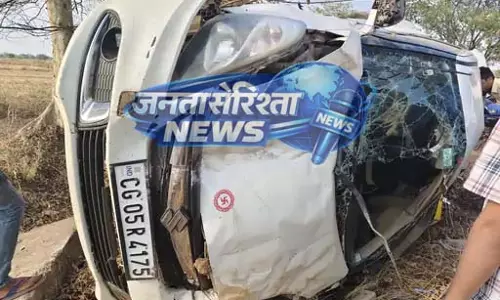 खेत में पलटी कार में कुछ घंटों बाद लगी आग, जलकर खाक हुई गाड़ी खेत में पलटी कार में कुछ घंटों बाद लगी आग, जलकर खाक हुई गाड़ी