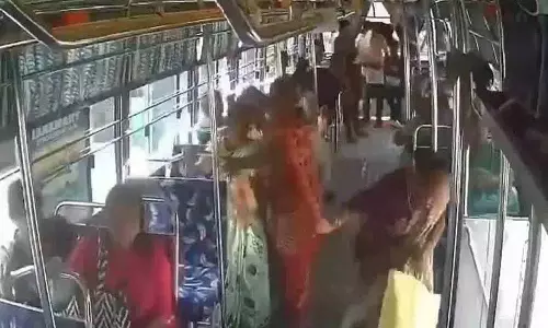 तेज़ रफ़्तार बस से गिरकर बुज़ुर्ग महिला की मौत; CCTV वीडियो वायरल हुआ तेज़ रफ़्तार बस से गिरकर बुज़ुर्ग महिला की मौत; CCTV वीडियो वायरल हुआ