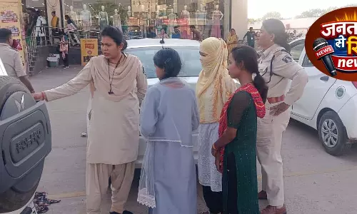 रायपुर पुलिस की पिंक पेट्रोल टीम ने मारपीट के आरोपी को मौके पर किया गिरफ्तार रायपुर पुलिस की पिंक पेट्रोल टीम ने मारपीट के आरोपी को मौके पर किया गिरफ्तार