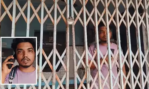 DM Office के पास टॉयलेट में ढाई घंटे तक फंसा रहा छात्र DM Office के पास टॉयलेट में ढाई घंटे तक फंसा रहा छात्र