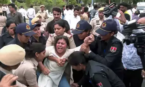 NSUI सदस्यों ने राजस्थान यूनिवर्सिटी में RSS से जुड़े इवेंट के खिलाफ विरोध प्रदर्शन किया NSUI सदस्यों ने राजस्थान यूनिवर्सिटी में RSS से जुड़े इवेंट के खिलाफ विरोध प्रदर्शन किया