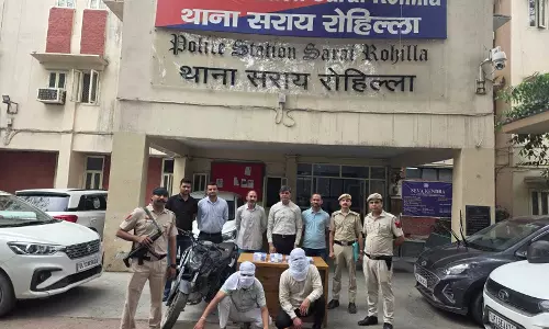 Delhi Police ने हथियारबंद लूट का मामला सुलझाया, दो गिरफ्तार, 5.51 लाख रुपये नकद और पिस्तौल बरामद Delhi Police ने हथियारबंद लूट का मामला सुलझाया, दो गिरफ्तार, 5.51 लाख रुपये नकद और पिस्तौल बरामद