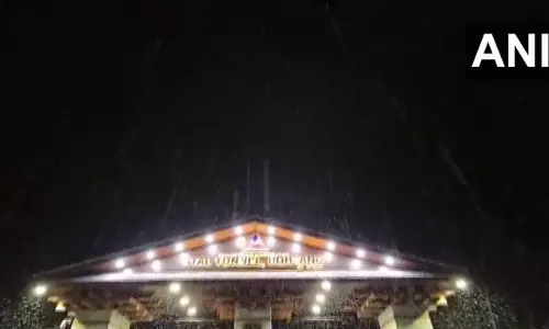 रोहतांग के पास अटल सुरंग पर भारी बर्फबारी, यातायात प्रभावित रोहतांग के पास अटल सुरंग पर भारी बर्फबारी, यातायात प्रभावित