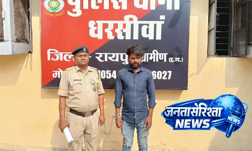 धरसीवां में धारदार तलवार के साथ बदमाश गिरफ्तार धरसीवां में धारदार तलवार के साथ बदमाश गिरफ्तार