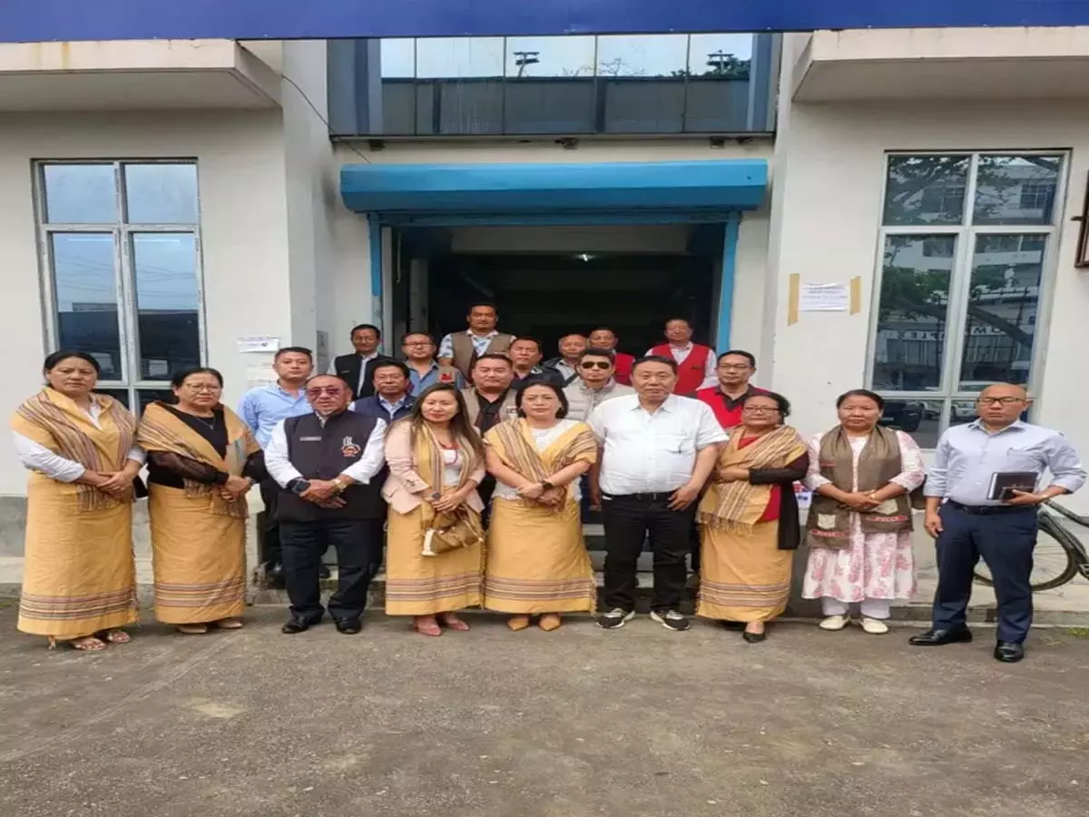 Dimapur: वेस्ट मैनेजमेंट मीटिंग के बाद CSOs के साथ DMC चेयरमैन हुकेतो येपथोमी की चर्चा Dimapur: वेस्ट मैनेजमेंट मीटिंग के बाद CSOs के साथ DMC चेयरमैन हुकेतो येपथोमी की चर्चा