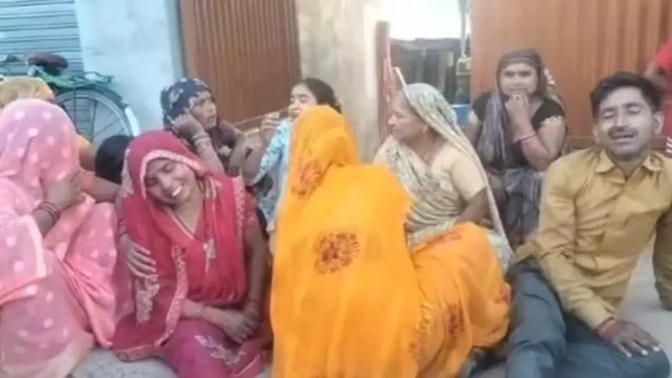 घर वालों को बेहोश कर भागी किशोरी की लाश मिली, हत्या के आरोप में नाबालिग प्रेमी गिरफ्तार घर वालों को बेहोश कर भागी किशोरी की लाश मिली, हत्या के आरोप में नाबालिग प्रेमी गिरफ्तार