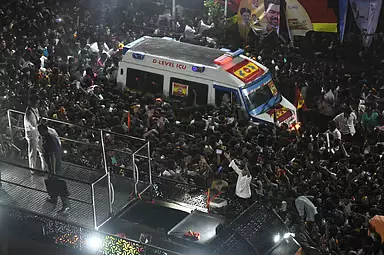 करूर में ट्रैफिक जाम: खाली एंबुलेंस से बढ़ी परेशानी – Nirmal Kumar करूर में ट्रैफिक जाम: खाली एंबुलेंस से बढ़ी परेशानी – Nirmal Kumar