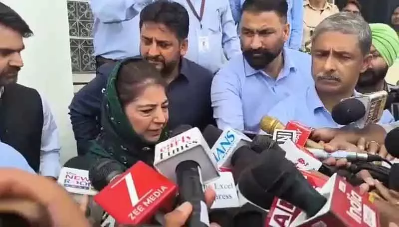 Srinagar महबूबा ने गंदेरबल मुठभेड़ की निष्पक्ष जांच मांग की Srinagar महबूबा ने गंदेरबल मुठभेड़ की निष्पक्ष जांच मांग की
