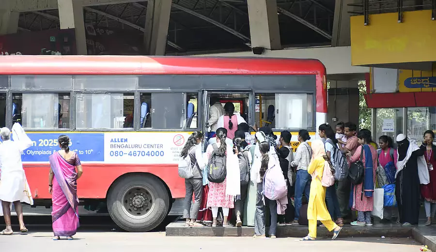 Channapatna : बस की सीट के लिए महिला का हाथ कटने का दर्दनाक हादसा Channapatna : बस की सीट के लिए महिला का हाथ कटने का दर्दनाक हादसा
