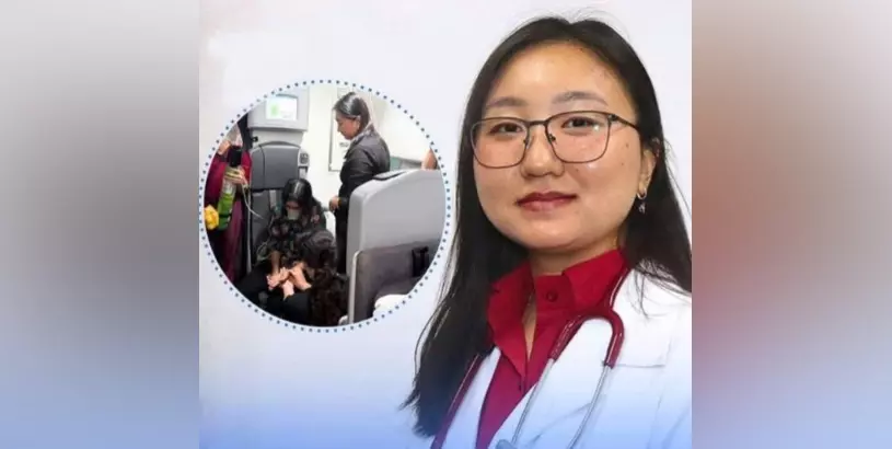 डॉक्टर ने बचाई Air इंडिया की फ्लाइट में महिला यात्री की जान, CM ने की सराहना डॉक्टर ने बचाई Air इंडिया की फ्लाइट में महिला यात्री की जान, CM ने की सराहना