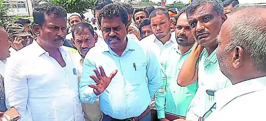 Karnataka : सिलेंडर की सप्लाई मांग के मुताबिक नहीं, उपभोक्ता परेशान Karnataka : सिलेंडर की सप्लाई मांग के मुताबिक नहीं, उपभोक्ता परेशान