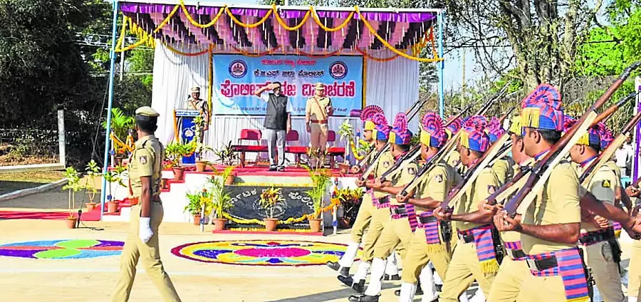 Karnataka : पुलिस झंडों की बिक्री से ₹21 लाख एकत्र हुए Karnataka : पुलिस झंडों की बिक्री से ₹21 लाख एकत्र हुए