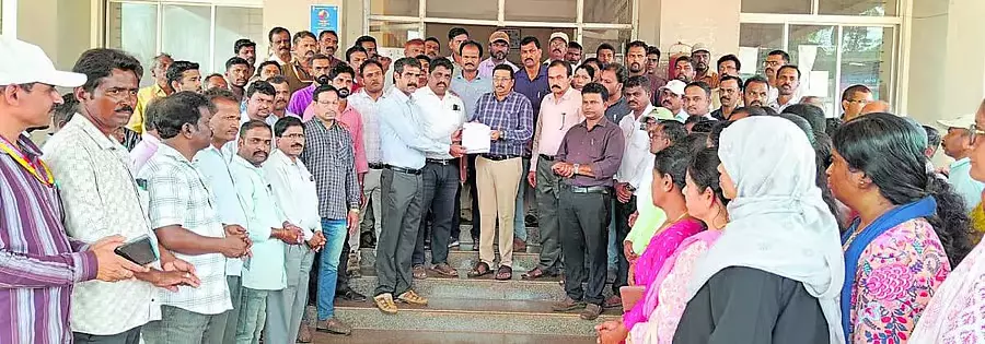 PDO पर हमला: सख्त कार्रवाई की मांग PDO पर हमला: सख्त कार्रवाई की मांग