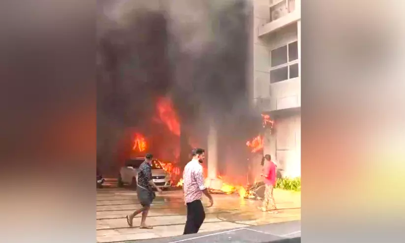 Kerala : चार्जिंग के दौरान स्कूटर में आग लग गई, घर में भी आग लग गई Kerala : चार्जिंग के दौरान स्कूटर में आग लग गई, घर में भी आग लग गई