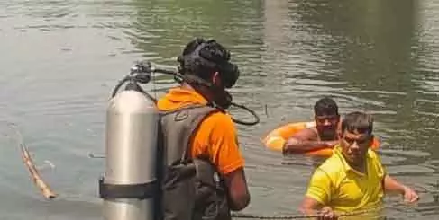 Bhadrak सलांडी नदी में रील बनाते वक्त युवक लापता, तलाश जारी Bhadrak सलांडी नदी में रील बनाते वक्त युवक लापता, तलाश जारी