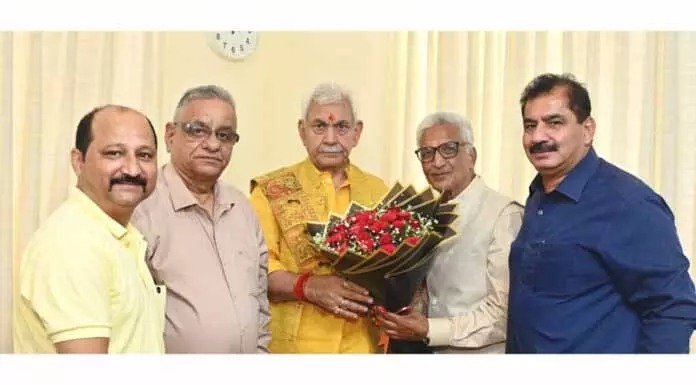 JAMMU: शिव मंदिर ट्रस्ट के प्रतिनिधिमंडल ने एलजी से मुलाकात की JAMMU: शिव मंदिर ट्रस्ट के प्रतिनिधिमंडल ने एलजी से मुलाकात की