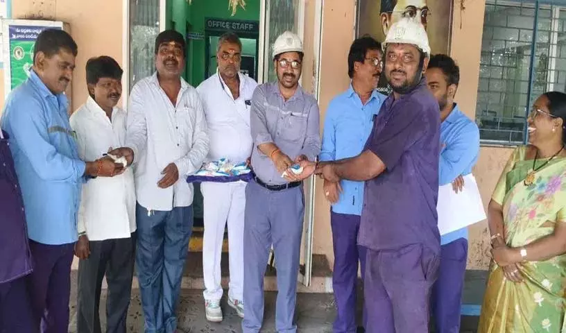 Singareni के मजदूरों को गर्मी के बीच छाछ दी गई Singareni के मजदूरों को गर्मी के बीच छाछ दी गई