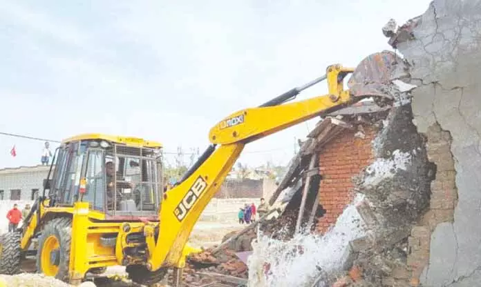 J&K: सरकार ने 233 अवैध निर्माणों की पहचान की, 61 को तोड़ा गया J&K: सरकार ने 233 अवैध निर्माणों की पहचान की, 61 को तोड़ा गया