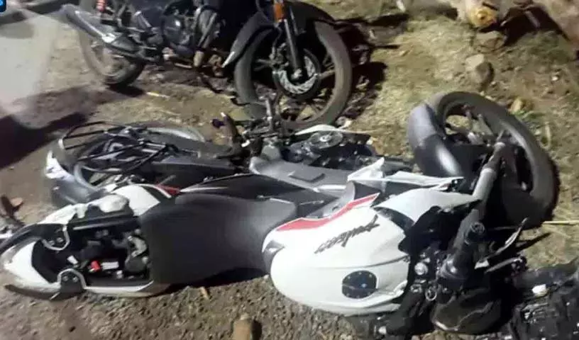 Anakapalle district में ट्रेवल्स बस ने बाइक को टक्कर मारी, तीन पेंटरों की मौत Anakapalle district में ट्रेवल्स बस ने बाइक को टक्कर मारी, तीन पेंटरों की मौत