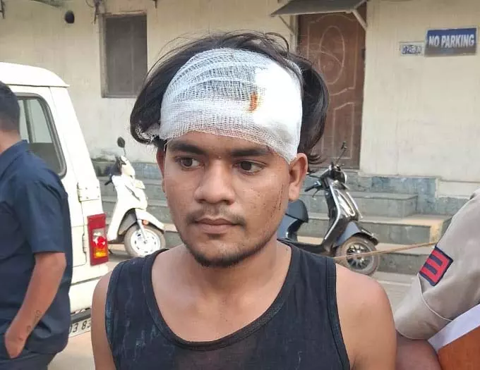 थाना प्रभारी ने युवक को बदमाश से बचाया, चाकू दिखाकर कर रहा था लूटपाट थाना प्रभारी ने युवक को बदमाश से बचाया, चाकू दिखाकर कर रहा था लूटपाट