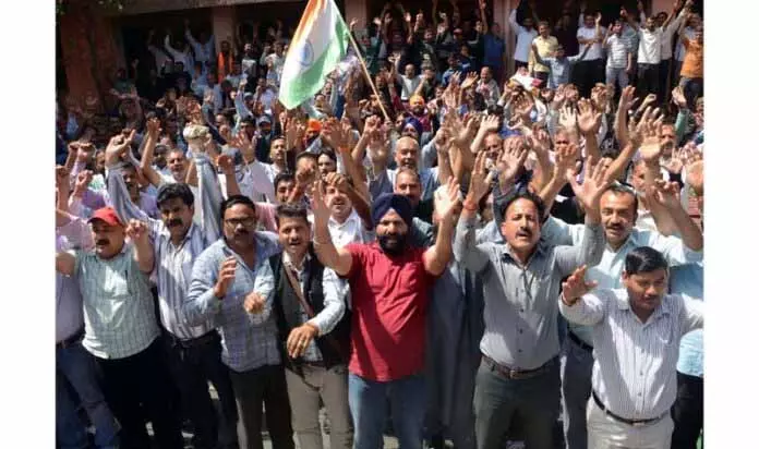 Jammu: दैनिक वेतनभोगियों ने नियमितीकरण की मांग उठाई, प्रदर्शन जारी Jammu: दैनिक वेतनभोगियों ने नियमितीकरण की मांग उठाई, प्रदर्शन जारी