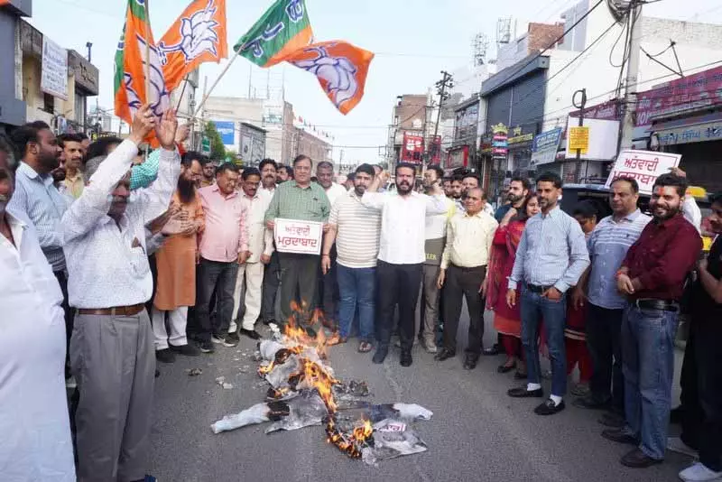 Ludhiana BJP ने चंडीगढ़ में हुए धमाके के विरोध में प्रदर्शन किया Ludhiana BJP ने चंडीगढ़ में हुए धमाके के विरोध में प्रदर्शन किया