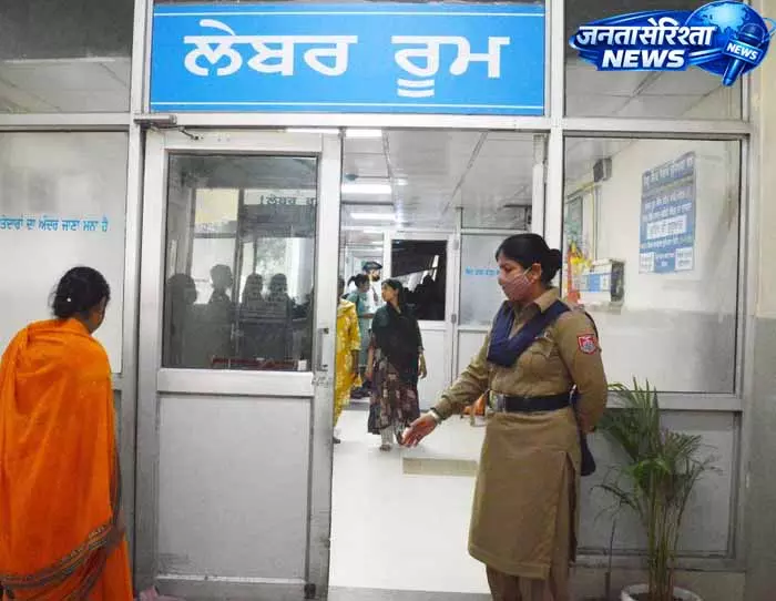 Ludhiana सिविल हॉस्पिटल में पहली बार 3 महिला गार्ड शामिल हुईं Ludhiana सिविल हॉस्पिटल में पहली बार 3 महिला गार्ड शामिल हुईं