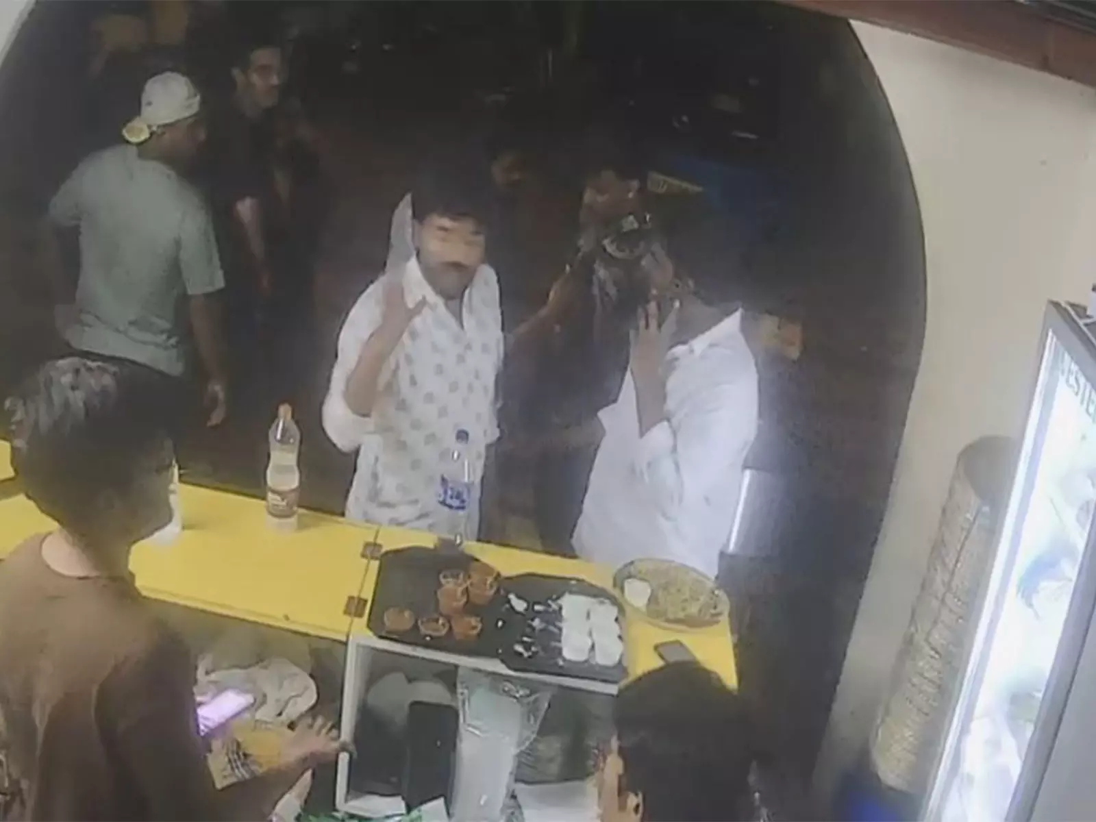 ठंडे पानी की बोतल को लेकर विवाद ने हिंसक रूप ले लिया, Hyderabad में एक युवक पर बेरहमी से हमला ठंडे पानी की बोतल को लेकर विवाद ने हिंसक रूप ले लिया, Hyderabad में एक युवक पर बेरहमी से हमला