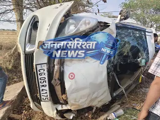 खेत में पलटी कार में कुछ घंटों बाद लगी आग, जलकर खाक हुई गाड़ी खेत में पलटी कार में कुछ घंटों बाद लगी आग, जलकर खाक हुई गाड़ी