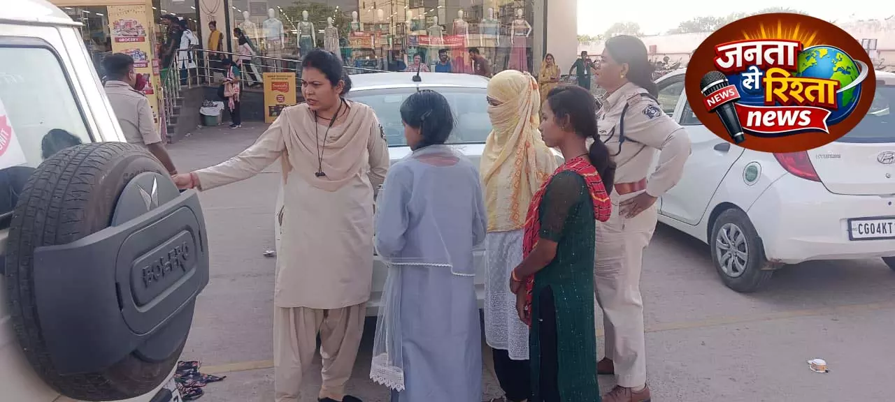 रायपुर पुलिस की पिंक पेट्रोल टीम ने मारपीट के आरोपी को मौके पर किया गिरफ्तार रायपुर पुलिस की पिंक पेट्रोल टीम ने मारपीट के आरोपी को मौके पर किया गिरफ्तार