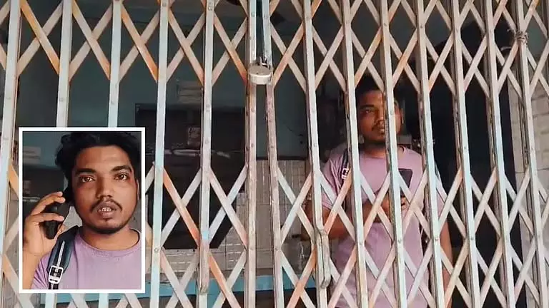 DM Office के पास टॉयलेट में ढाई घंटे तक फंसा रहा छात्र DM Office के पास टॉयलेट में ढाई घंटे तक फंसा रहा छात्र