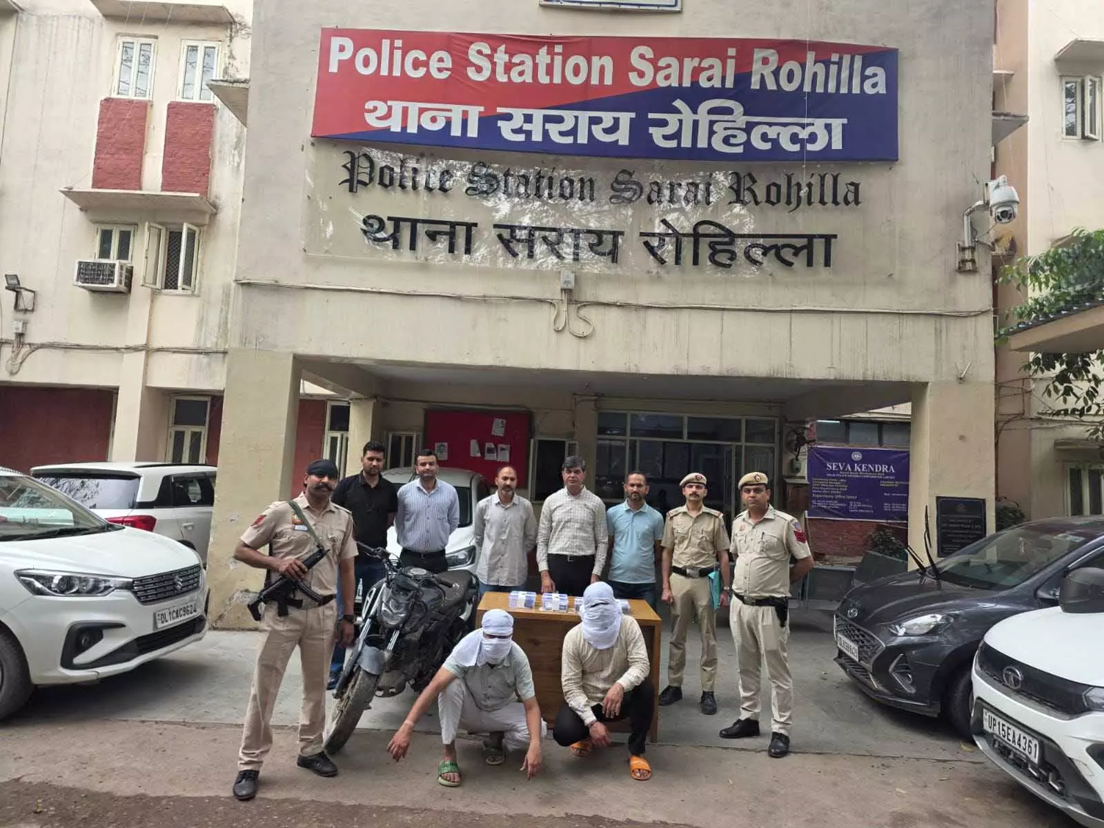 Delhi Police ने हथियारबंद लूट का मामला सुलझाया, दो गिरफ्तार, 5.51 लाख रुपये नकद और पिस्तौल बरामद Delhi Police ने हथियारबंद लूट का मामला सुलझाया, दो गिरफ्तार, 5.51 लाख रुपये नकद और पिस्तौल बरामद