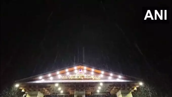रोहतांग के पास अटल सुरंग पर भारी बर्फबारी, यातायात प्रभावित रोहतांग के पास अटल सुरंग पर भारी बर्फबारी, यातायात प्रभावित