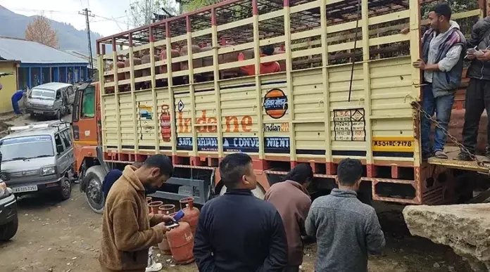 Bomdila: डीए एलपीजी, ईंधन की उपलब्धता की निगरानी कर रहे Bomdila: डीए एलपीजी, ईंधन की उपलब्धता की निगरानी कर रहे