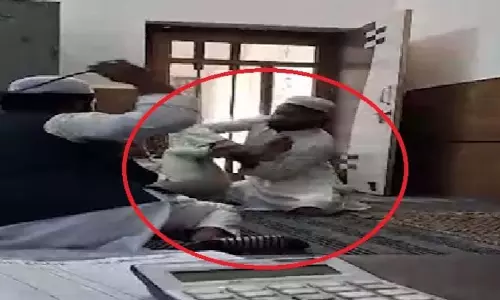 मदरसे के टीचर ने बच्चे को बेरहमी से पीटा, कार्रवाई की मांग मदरसे के टीचर ने बच्चे को बेरहमी से पीटा, कार्रवाई की मांग