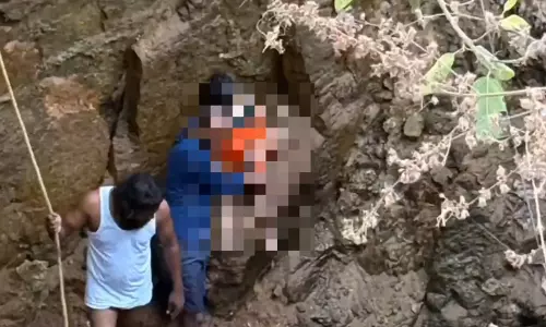 Telangana: करीमनगर में पिता ने जुड़वां बेटियों की हत्या, शव कुएं में मिले