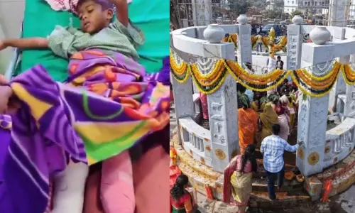Hyderabad: मंदिर का ढांचा गिरने से मेदाराम पुजारी के बेटे का पैर कटा Hyderabad: मंदिर का ढांचा गिरने से मेदाराम पुजारी के बेटे का पैर कटा