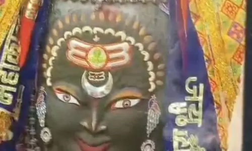 वैशाख कृष्ण पक्ष की द्वितीया तिथि पर महाकाल दरबार में भक्तों का तांता, बाबा के दिव्य स्वरूप के हुए दर्शन वैशाख कृष्ण पक्ष की द्वितीया तिथि पर महाकाल दरबार में भक्तों का तांता, बाबा के दिव्य स्वरूप के हुए दर्शन