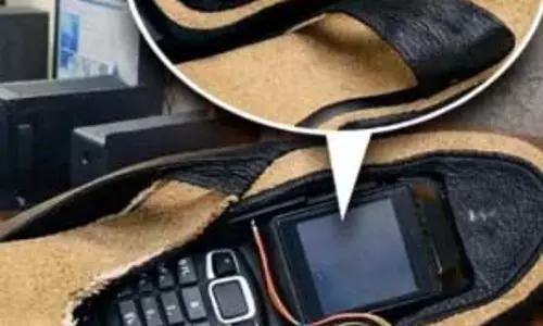 चप्पल में मोबाइल सेट कर JEE परीक्षा दिलाने बैठा नकलची गिरफ्तार
