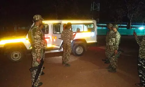 CRPF जवानों ने बीमार बच्ची की जान बचाई CRPF जवानों ने बीमार बच्ची की जान बचाई