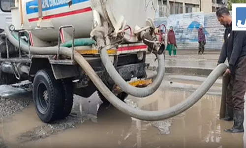 जम्मू-कश्मीरः बारामूला में बारिश के कारण हाईवे पर भरा पानी, लोगों को हो रही परेशानी