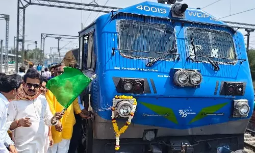 Indore : खाटू श्यामजी स्पेशल ट्रेन का उद्घाटन, भक्तों के लिए सफर हुआ आसान Indore : खाटू श्यामजी स्पेशल ट्रेन का उद्घाटन, भक्तों के लिए सफर हुआ आसान