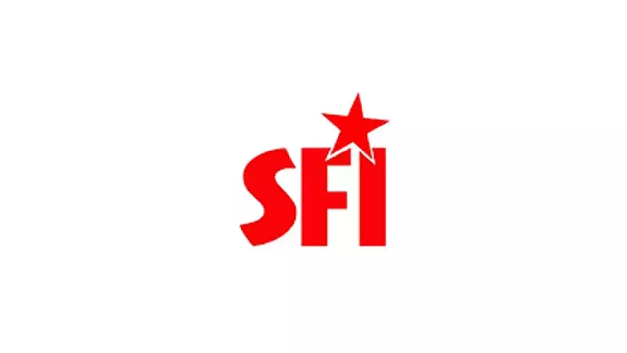 SFI ने फीस बकाया पर हाईकोर्ट के फैसले की समीक्षा की मांग की SFI ने फीस बकाया पर हाईकोर्ट के फैसले की समीक्षा की मांग की