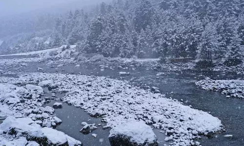 Kashmir के ऊंचाई वाले इलाकों में बर्फबारी, मैदानी इलाकों में बारिश