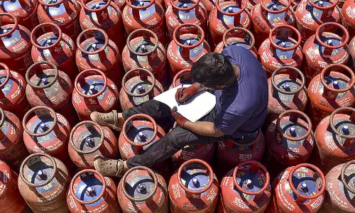 उत्तराखंड में कमर्शियल LPG सिलेंडर का कोटा बढ़ा, रोज़ाना 6,310 यूनिट वितरित होंगे उत्तराखंड में कमर्शियल LPG सिलेंडर का कोटा बढ़ा, रोज़ाना 6,310 यूनिट वितरित होंगे
