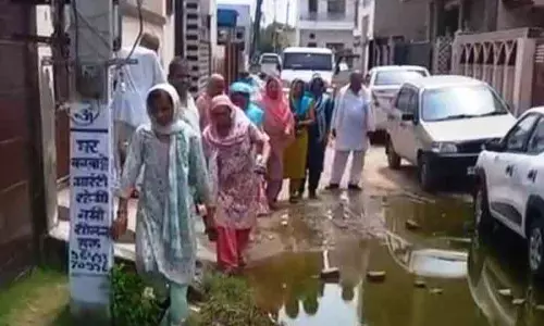 Hisar आज़ाद नगर में सड़कों और ड्रेनेज सिस्टम की हालत पर हंगामा, प्रशासन से कार्रवाई की मांग